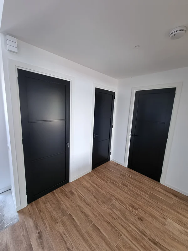 Latex Spuiten Uithoorn - Spuitcabine - Deuren zwart