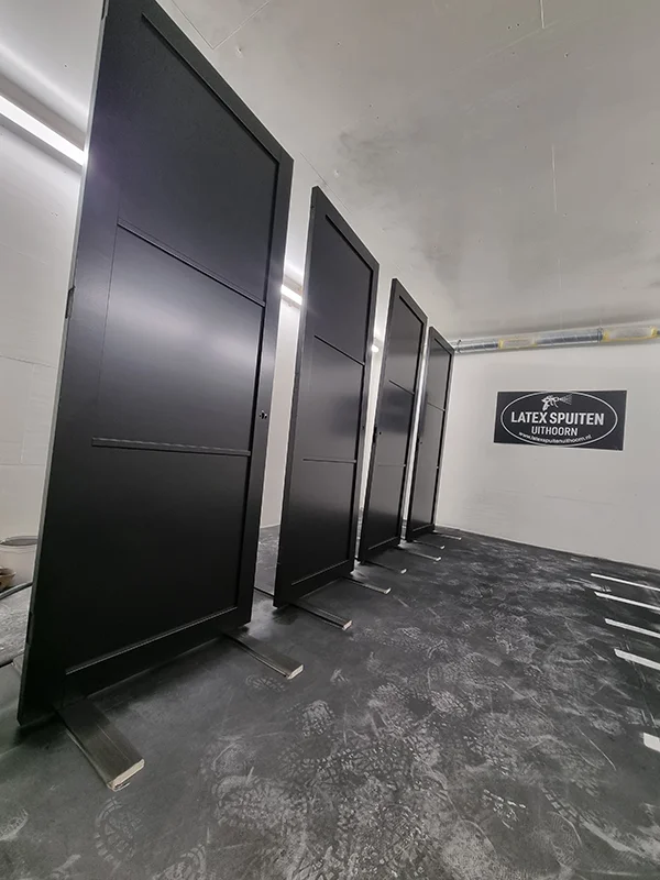 Latex Spuiten Uithoorn - Spuitcabine - Deuren zwart