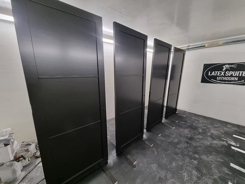 latex spuiten uithoorn - spuitcabine - binnendeuren - shutters - houten panelen